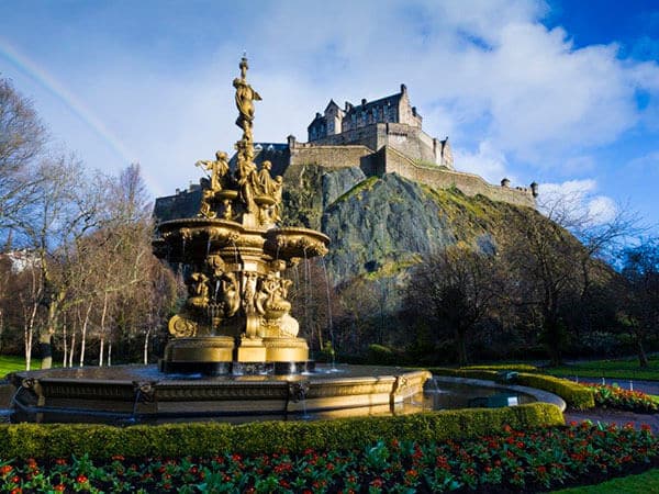 Ross Fountain and Edinburgh Castle